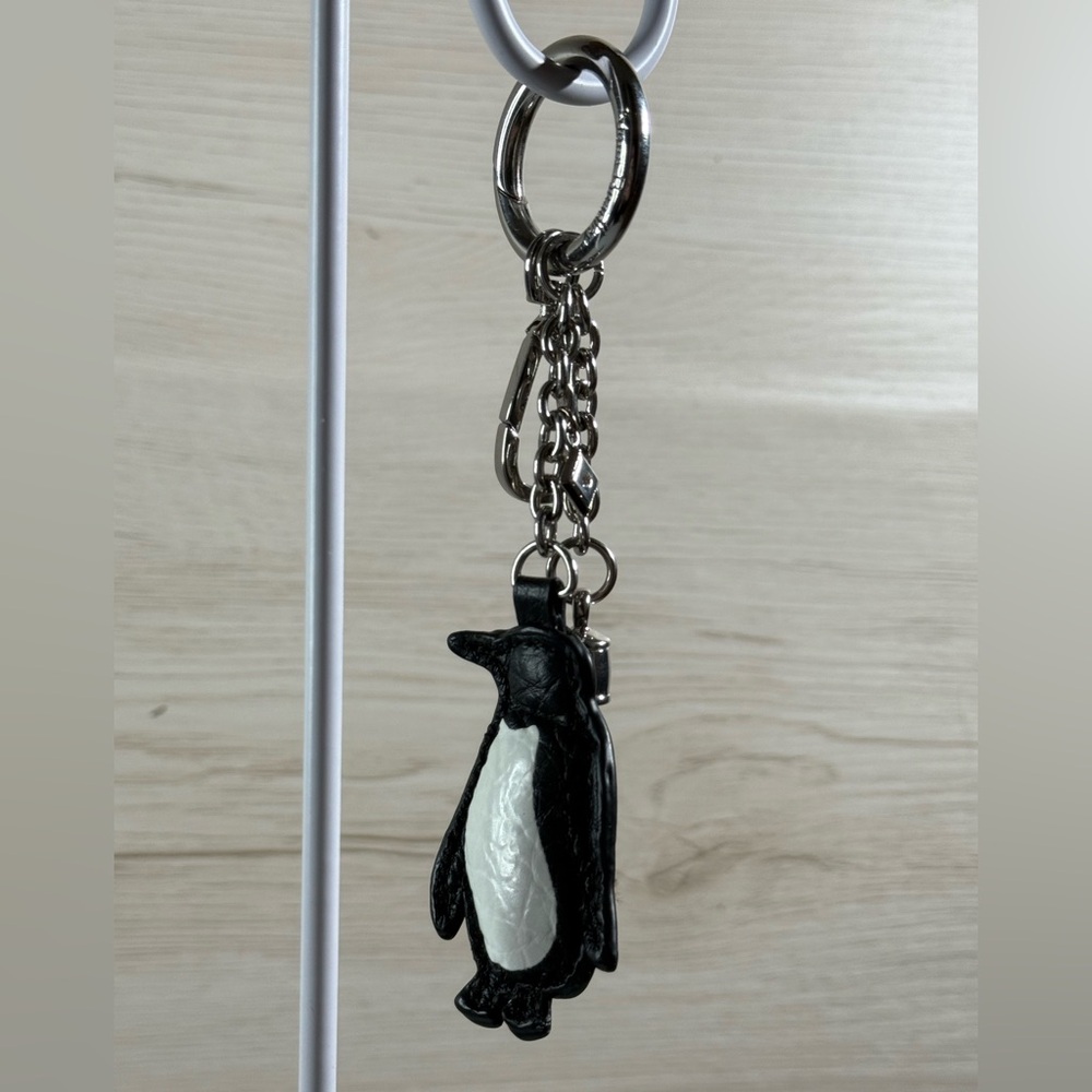 Adorable Penguin Keychain – Cute & Compact!